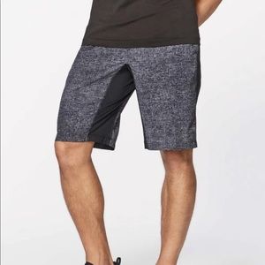 Lululemon Mens Sz Large Gray/Black Linerless Shorts 11”